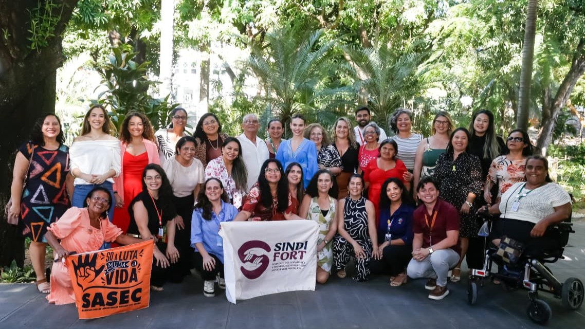 grupo de pessoas posa para a foto